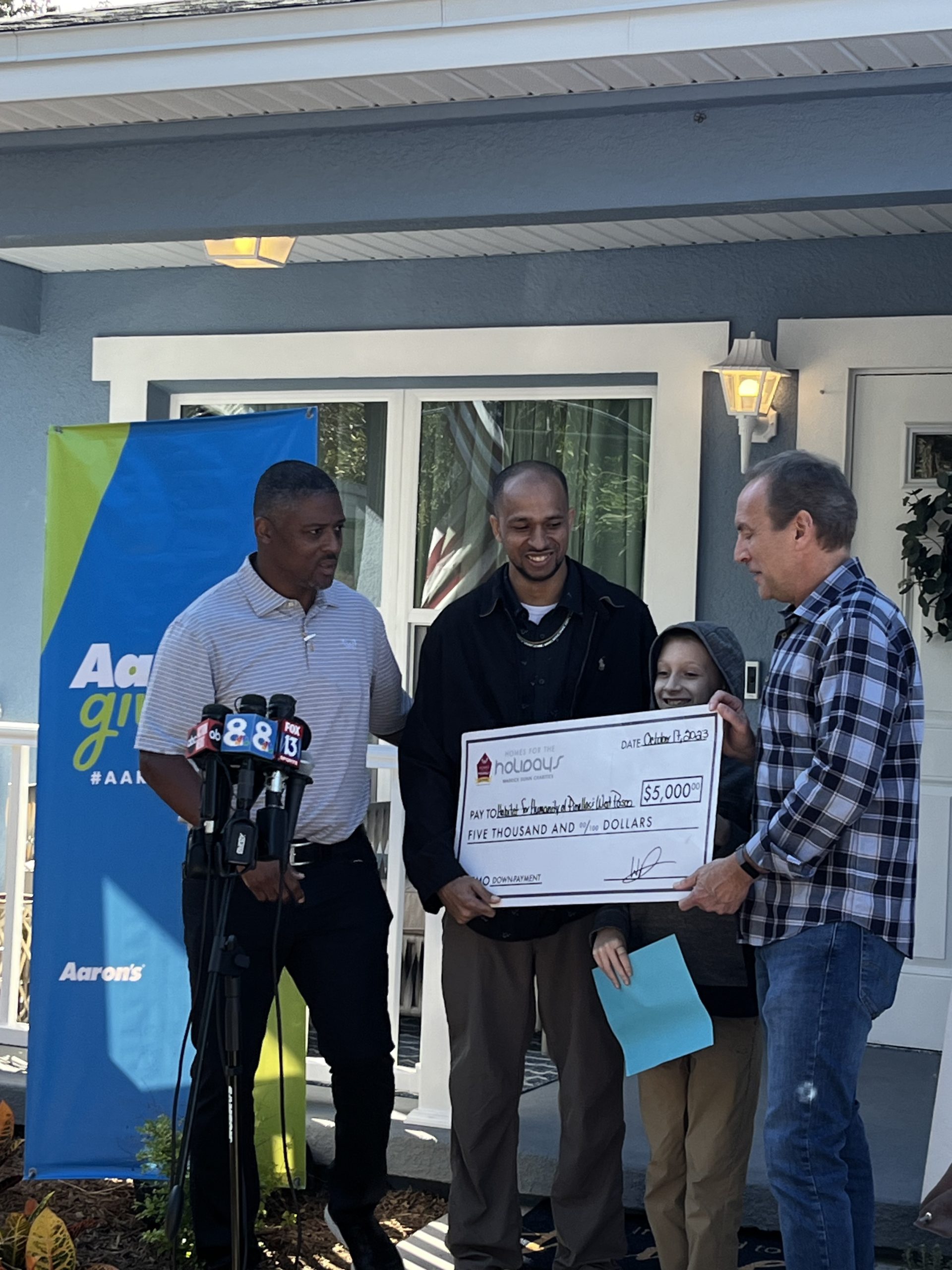 Former NFL player gives check to Florida dad toward dream home